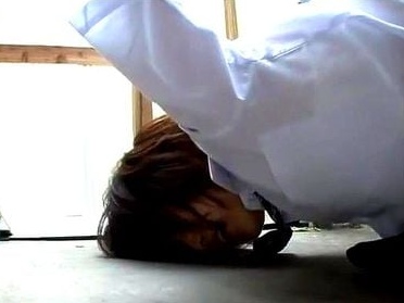 手錠で繋がれてカギはまんこの中にIN♡絶体絶命状態のJKが通りかかった男にまで犯されてしまう♡