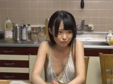 胸元ゆるゆるで誘惑してくるロリ系美少女に我慢できずに生大量中出し