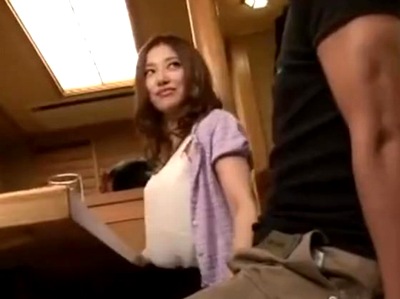 数年ぶりに再会したクラスメイトがただの痴女に→自らち●ぽ弄ってきて別室で即パコ
